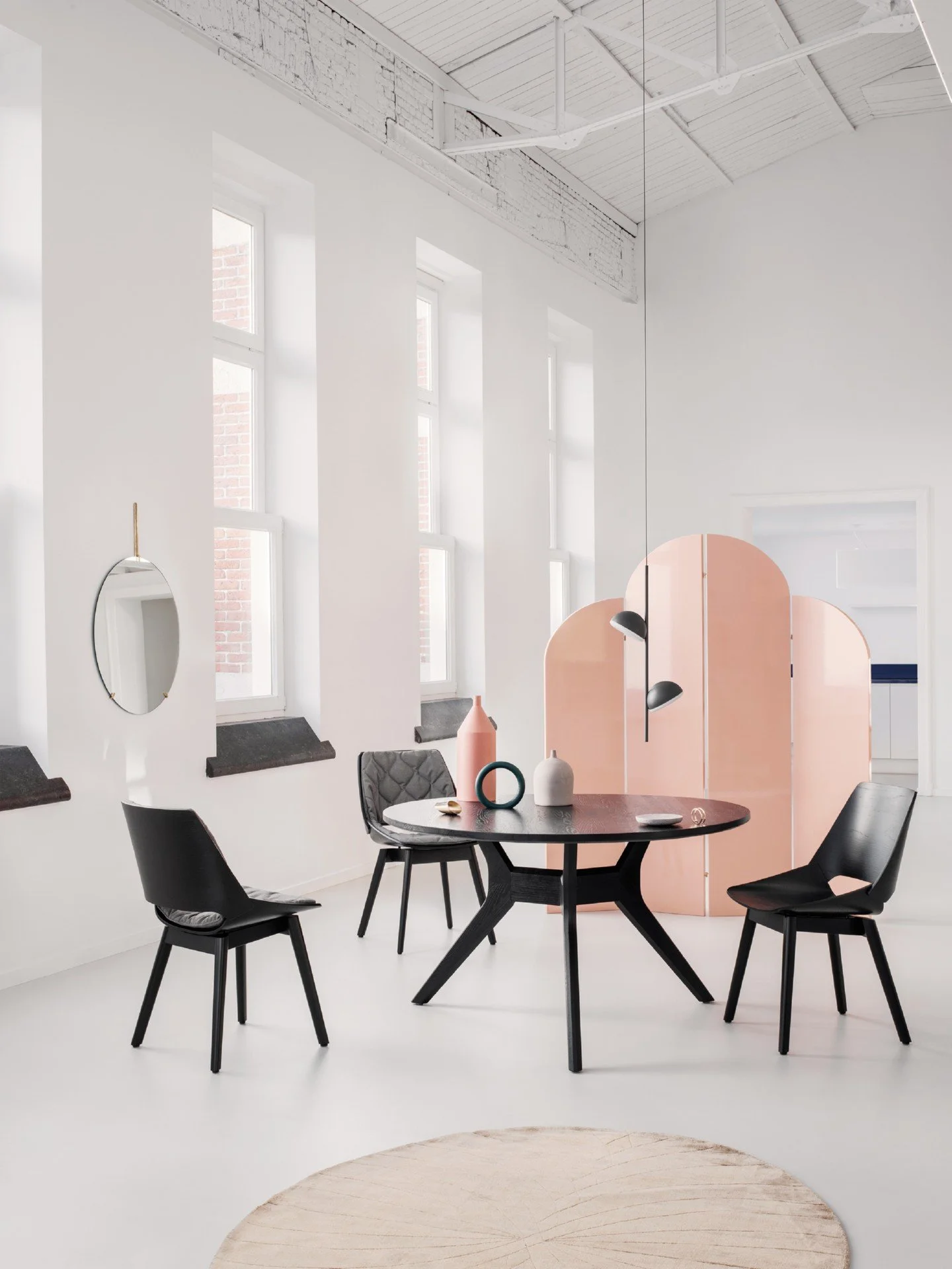 DIVINEDESIGNCENTER_650_CHAIR_1.jpg