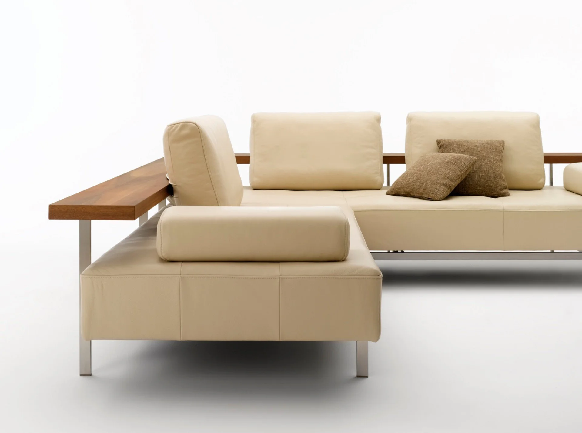 DIVINEDESIGNCENTER_DONO_SOFA_3.jpg