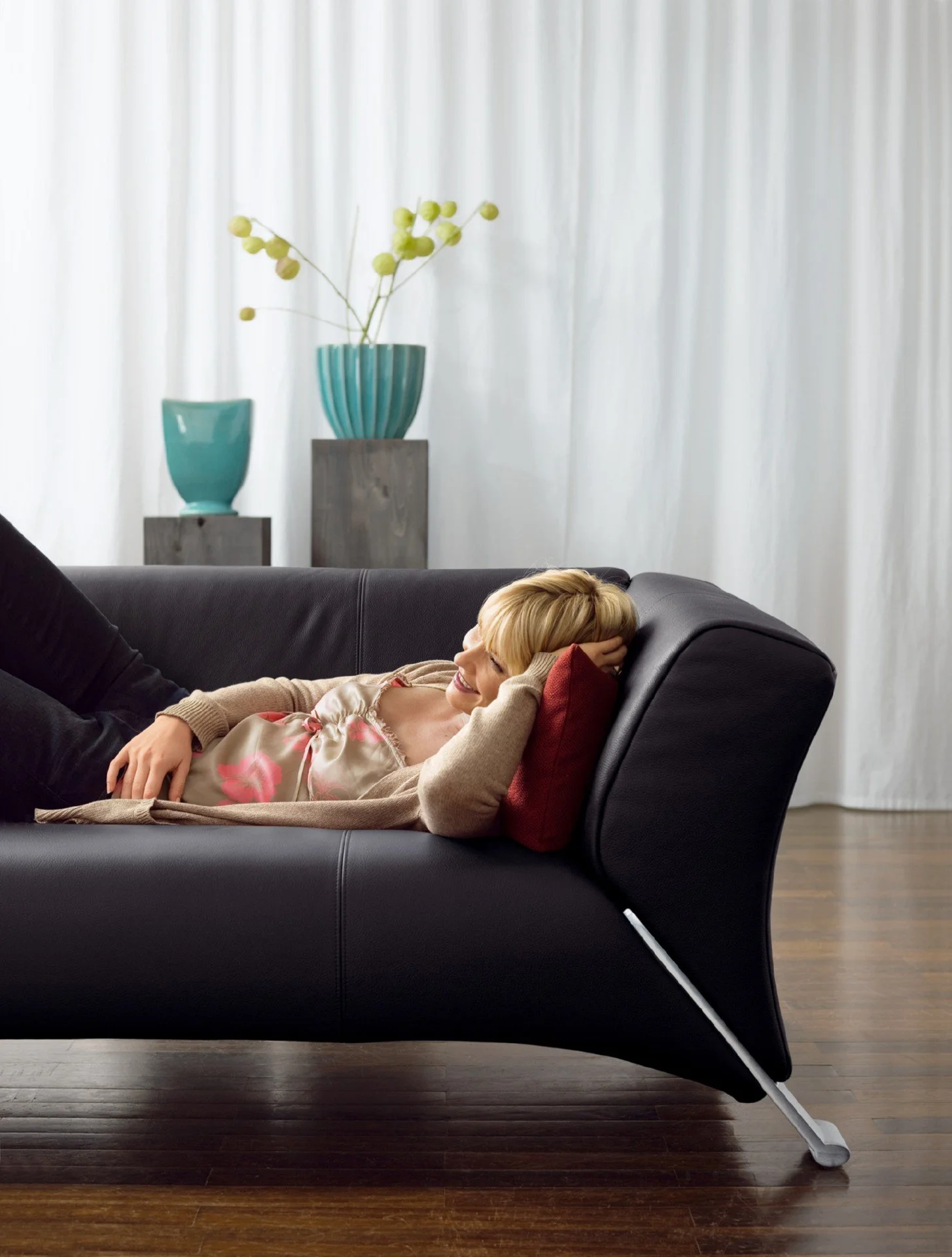 DIVINEDESIGNCENTER_322_SOFA_1.jpg