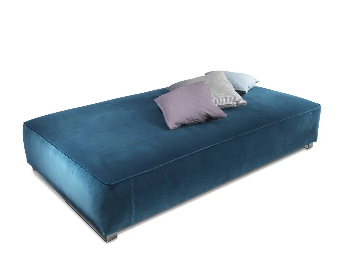 DIVINEDESIGNCENTER_CANNES_SOFA_8.jpg