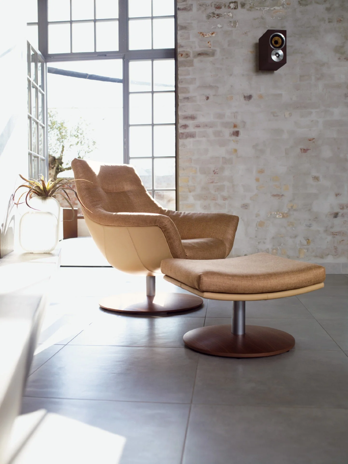 DIVINEDESIGNCENTER_566_ARMCHAIR_5.jpg