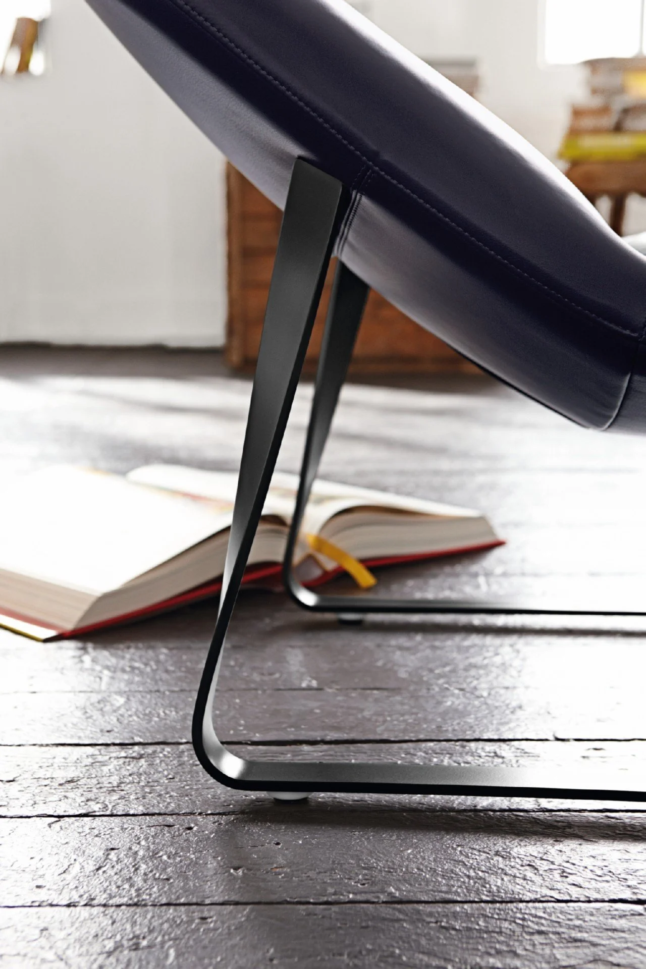 DIVINEDESIGNCENTER_360_ARMCHAIR_2.jpg