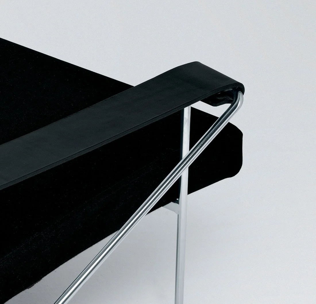 DIVINEDESIGNCENTER_HELLA_ARMCHAIR_2.jpg