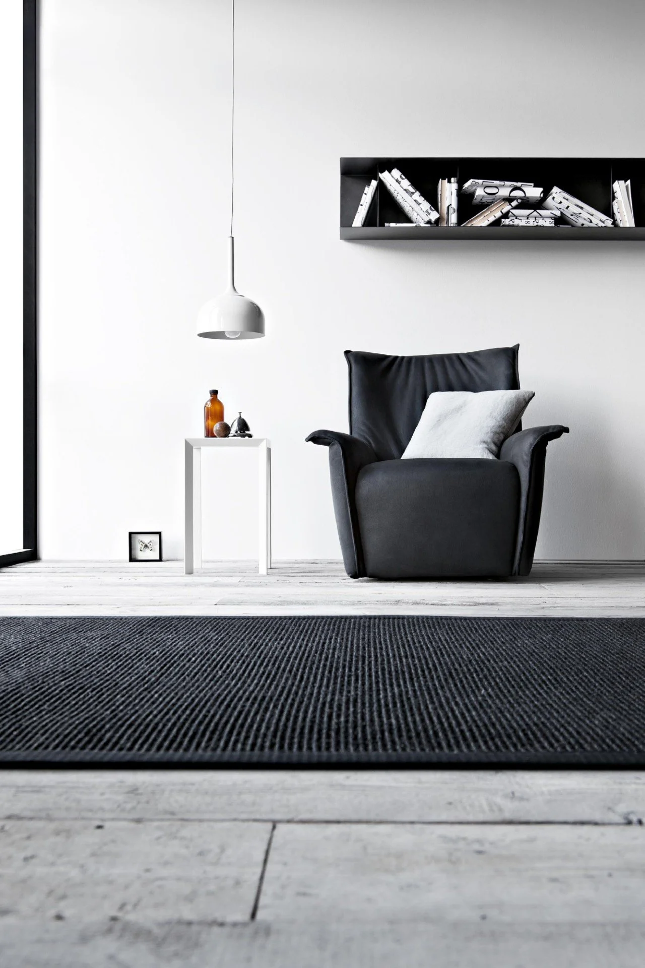 DIVINEDESIGNCENTER_DIALOGO_ARMCHAIR_2.jpg
