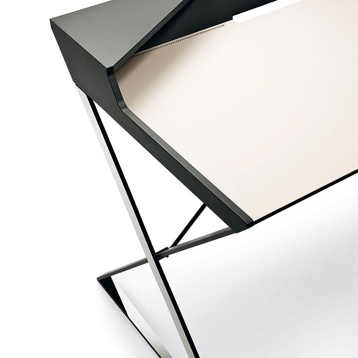 DIVINEDESIGNCENTER_QWERTY_DESK_1.jpg
