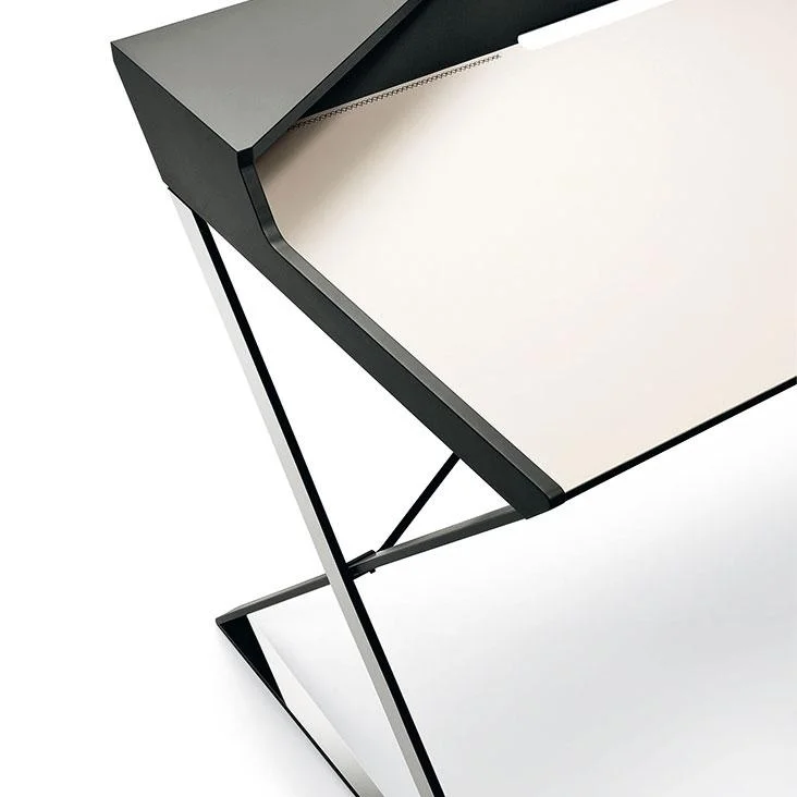 DIVINEDESIGNCENTER_QWERTY_DESK_1.jpg