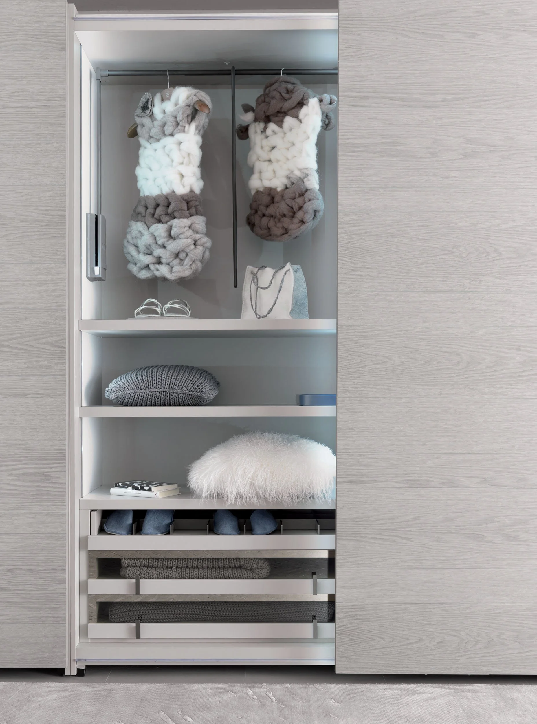 DIVINEDESIGNCENTER_LEXINGTON_WARDROBE_4.jpg