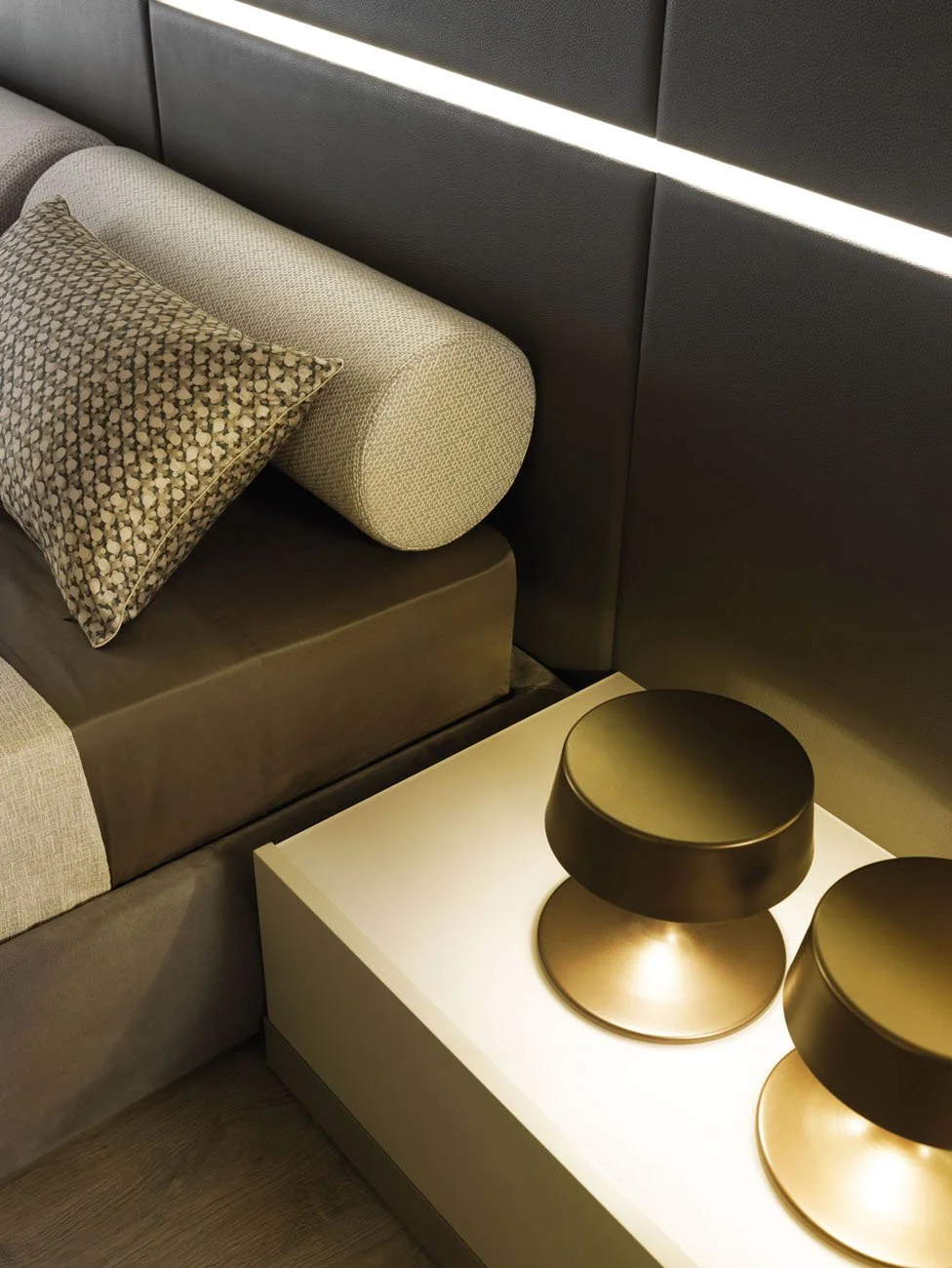 DIVINEDESIGNCENTER_GHIROLETTO_BED_1.jpg