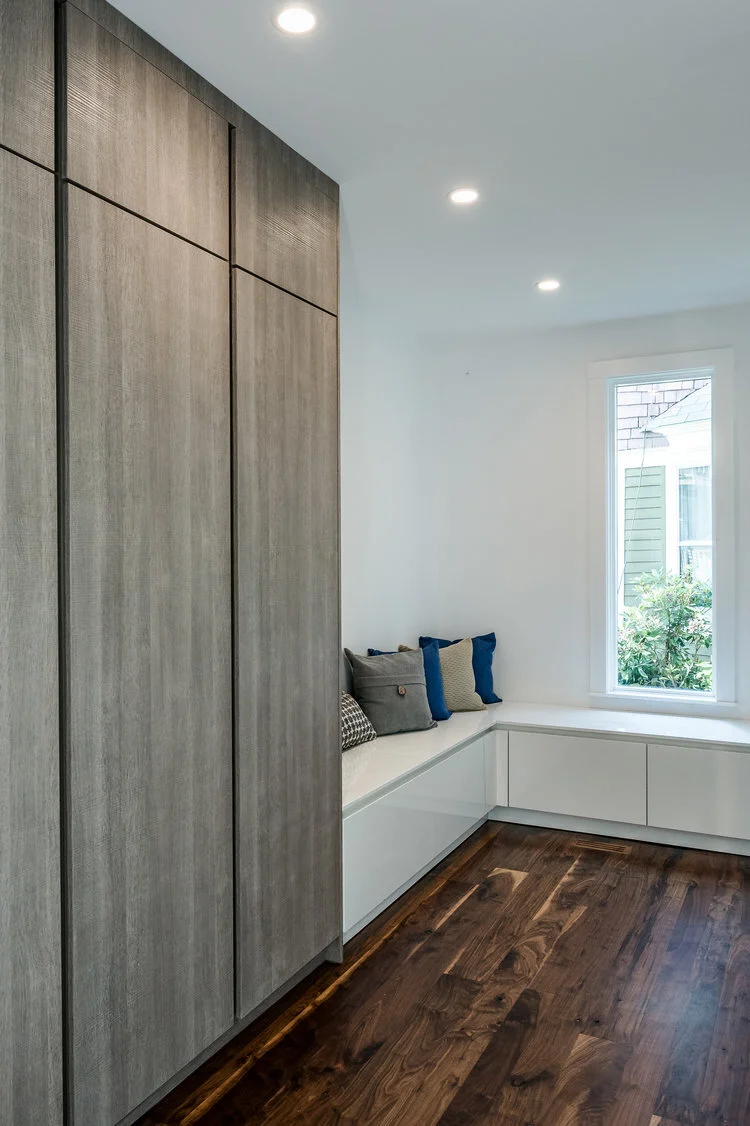 Modern Leicht kitchen with oak flat panel cabinets and white high gloss lacquer built-in bench seating with storage drawers below bench