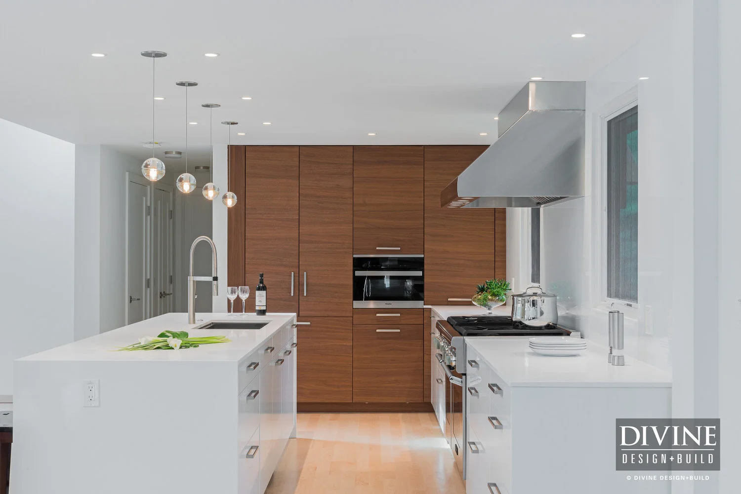 BOSTON BEDFORD CONTEMPORARY KITCHEN WOOD ACCENTS