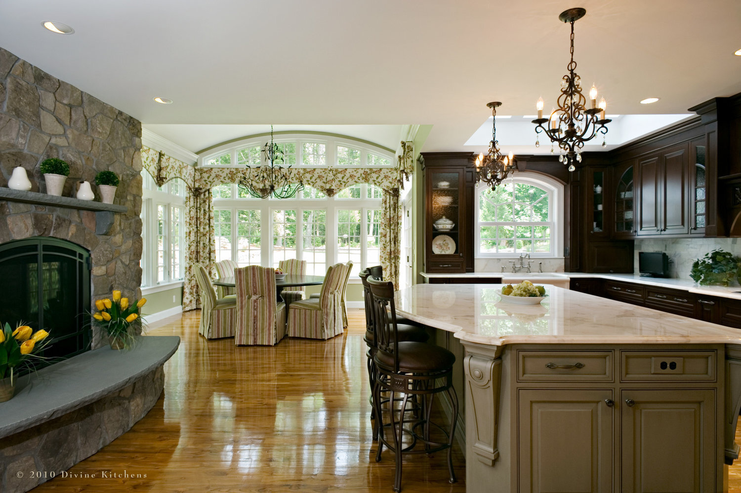 BOSTON METROWEST FRENCH TRADITIONAL KITCHEN WITH MURAL — Divine Design  Center, image size:1500x998