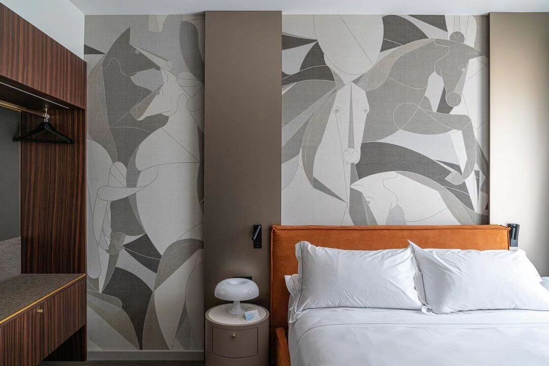 This wallpaper from @londonartwallpaper is both bold and subtle at the same time. 🐎

🔁 @londonartwallpaper Duomo Hotel Apartments Milano 

#londonart #DSQUARED2 #wallpaper #project #design #duomohotelapartmentsmilano #interiors #interiordesign #wal