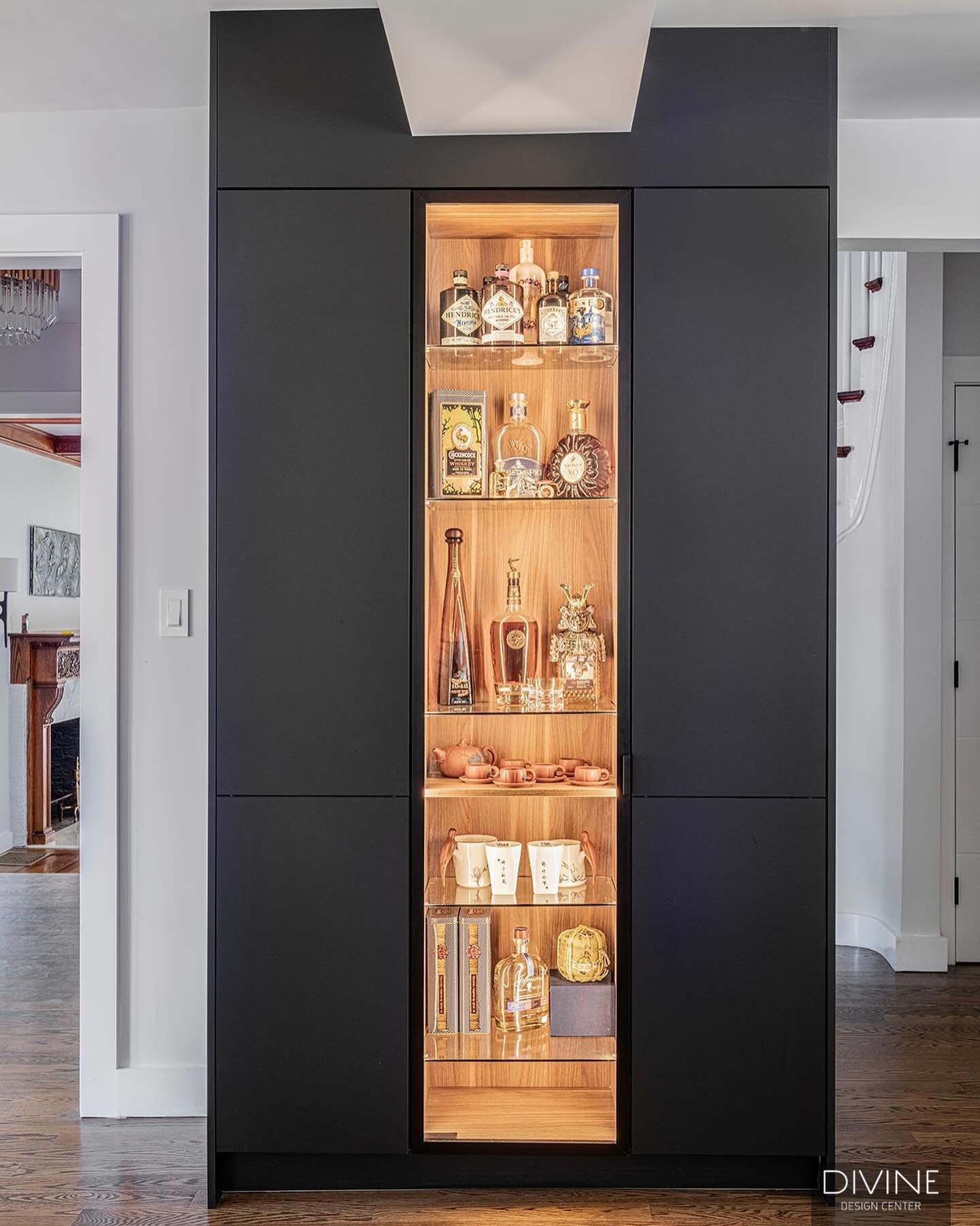 The &ldquo;VERO&rdquo; system from @leichtkuechen is one of our favorite ways to use glass inside the home. These clients of ours choose to use theirs as a display cabinet for their liquor and tea&hellip; what would you use yours for? 
Designer: XXL 