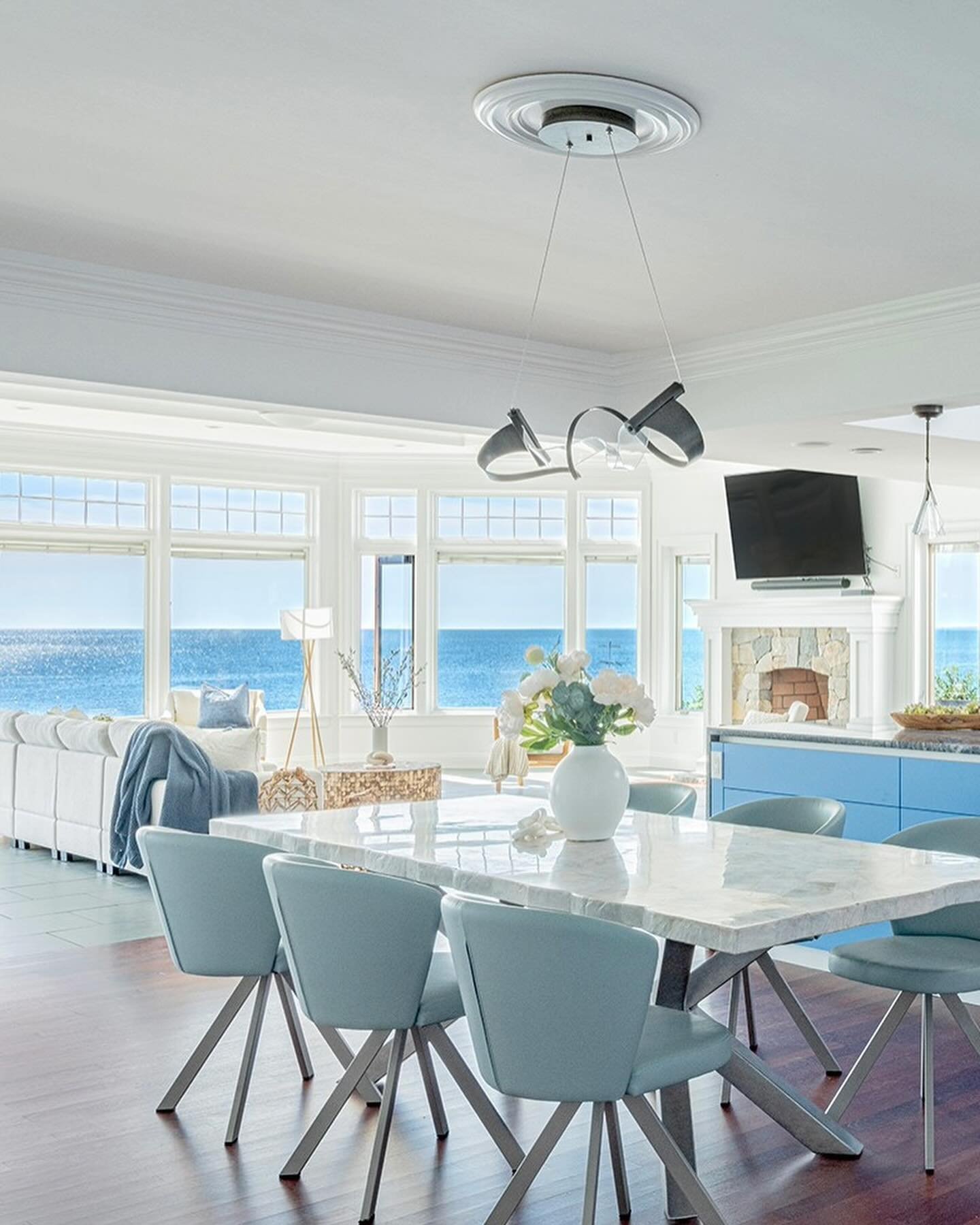 This nice weather has us thinking about this one of a kind blue kitchen on the water we did in Marblehead last year - in collaboration with @gcanner001 

It&rsquo;s a bold color to be sure, but when you have an opportunity to color match the ocean ou