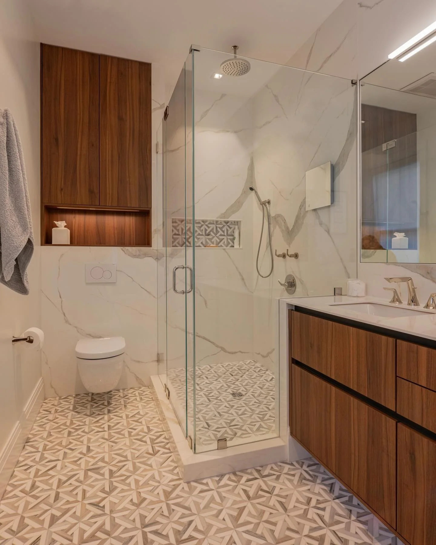 Experience the best of both worlds in this transitional master bath, where classic mosaic marble tiles mingle effortlessly with modern cabinetry, resulting in a space that exudes elegance and functionality 🙌 🚿 ✨ 
Let me know your thoughts! ;)
@divi