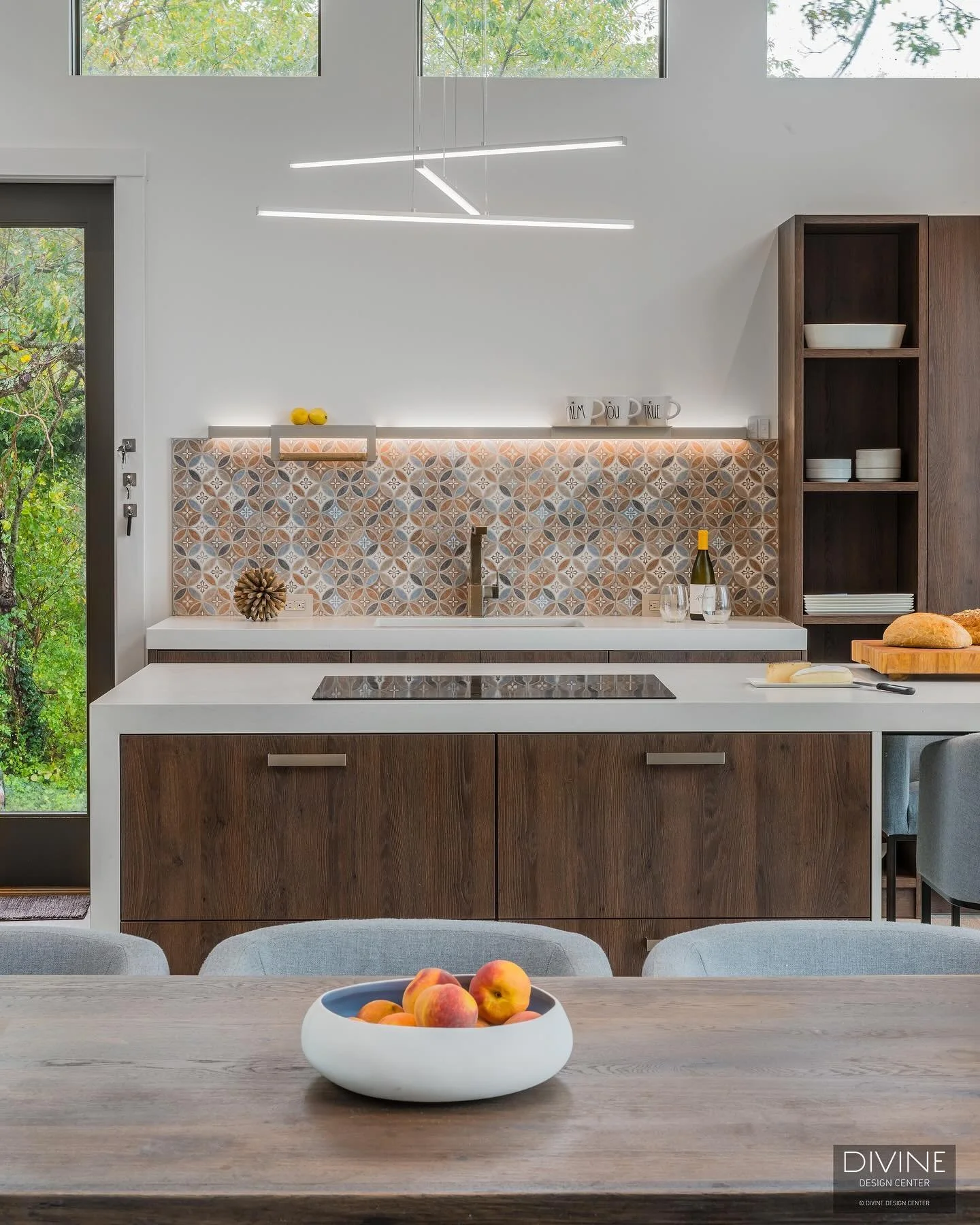 A true chef&rsquo;s kiss👌I love how this whimsical mosaic backsplash balances with the wood cabinetry so effortlessly! What do you think of this kitchen? 💭
📸: @keitaro_yoshiokaphoto 

#leicht #modernkitchen #modernhome #germankitchen