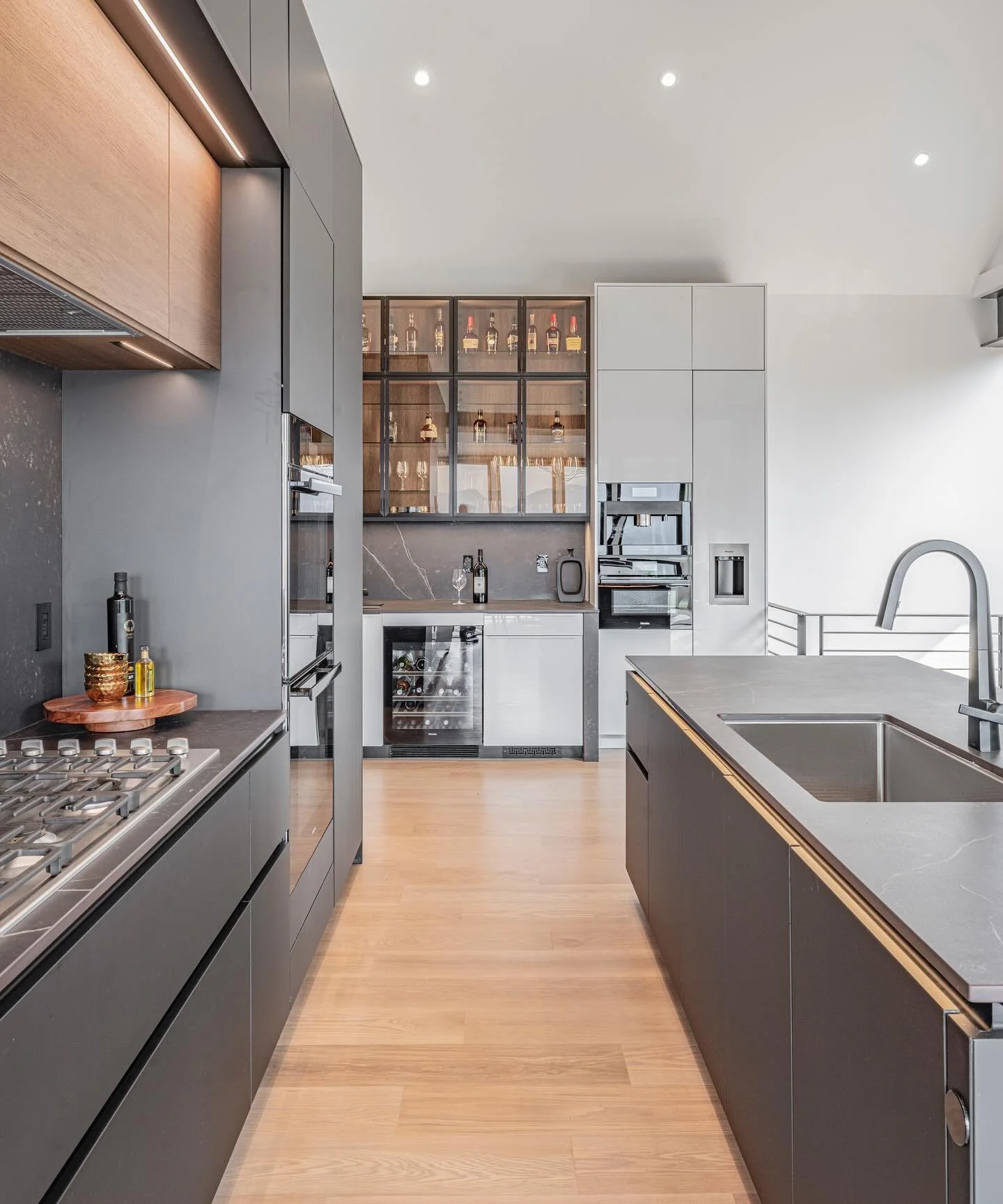 How does this kitchen make you feel?.. 💭 
This shot inspired me because I&rsquo;ve been particularly drawn to incorporating glass wall units into my designs. I love adding some elegance with atmospheric lighting to contrast the sleek matte modern st