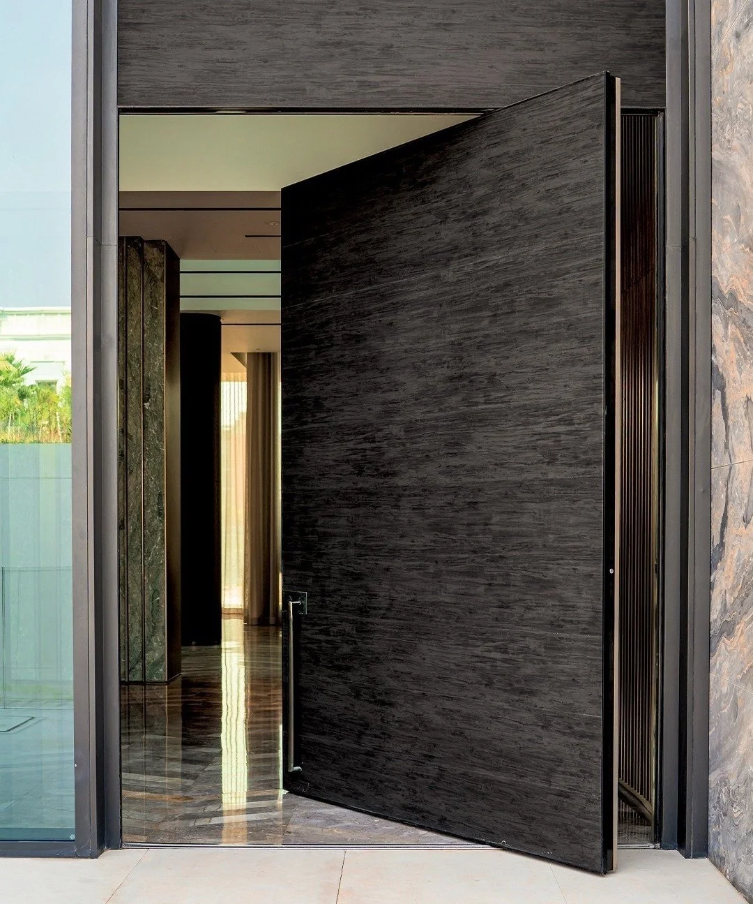 A pivot door engineered without limits.
Synua by @oikos_venezia brings floor-to-ceiling scale, coplanar installation, and seamless vertical pivot movement &mdash; creating an entrance that feels sculptural, not just structural.
A statement piece for 