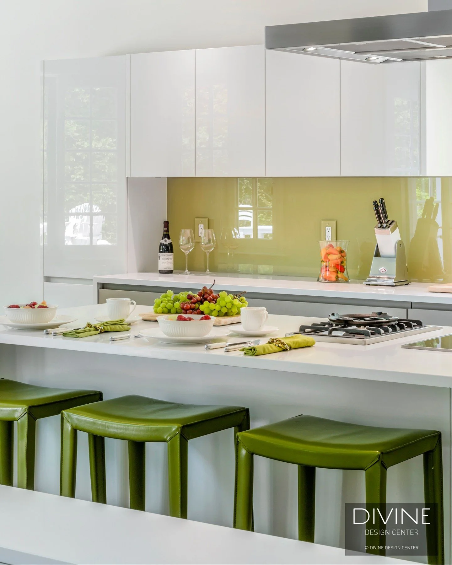 ✨ Light, Line, and Luster in Weston, MA.
Pure white millwork sets the stage for crisp, modern living. This Weston @leichtkuechen kitchen finds its vibrancy in the striking bright green glass backsplash&mdash;a daring touch of color against the serene