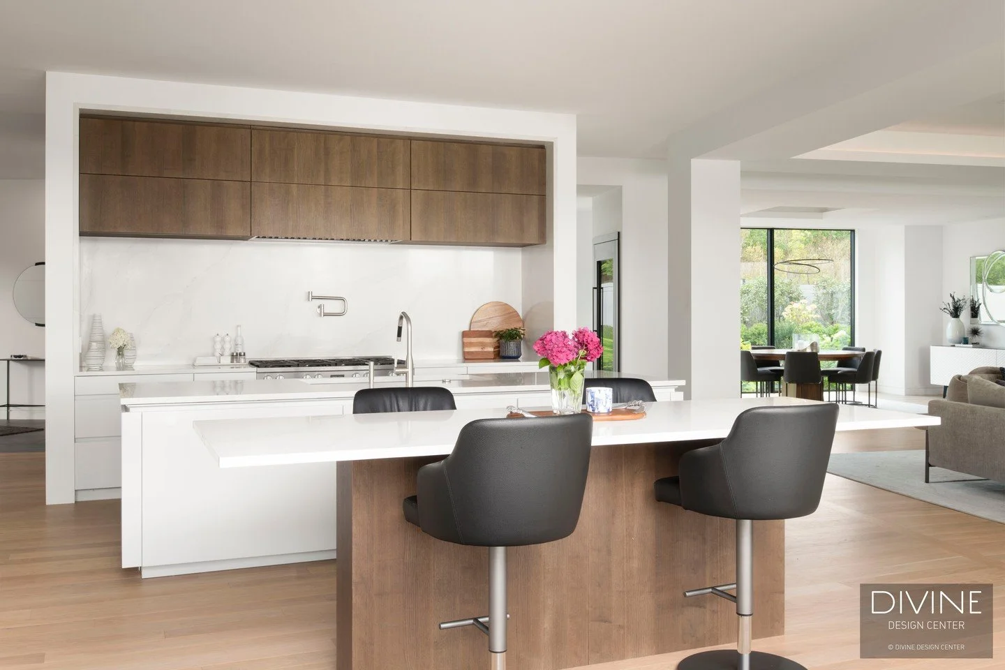 Modern vs. Traditional: @samantha_divinedesigncenter&rsquo;s Choice 🖤✨

The Modern Retreat: Our North Shore Waterfront project embodies Samantha&rsquo;s love for "clean, crisp lines" with Leicht custom cabinetry and a sleek, minimal aesthe