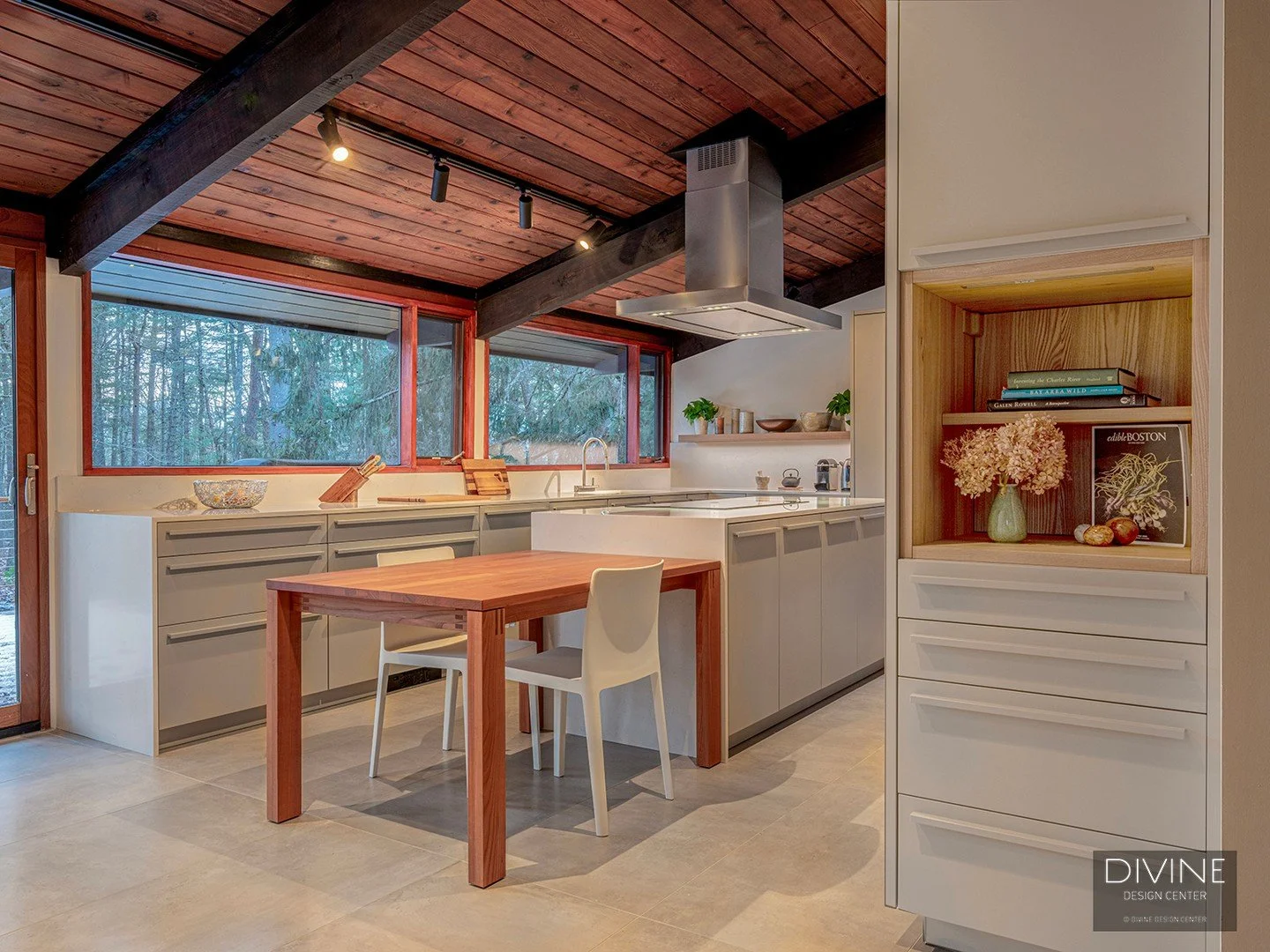 Modern precision meets organic warmth. 🪵✨ Part 2 of our Deck House project dives deeper into the soul of this kitchen.

While the @leichtkuechen cabinetry provides a muted, the custom @team7moebel wood elements and the original post-and-beam archite