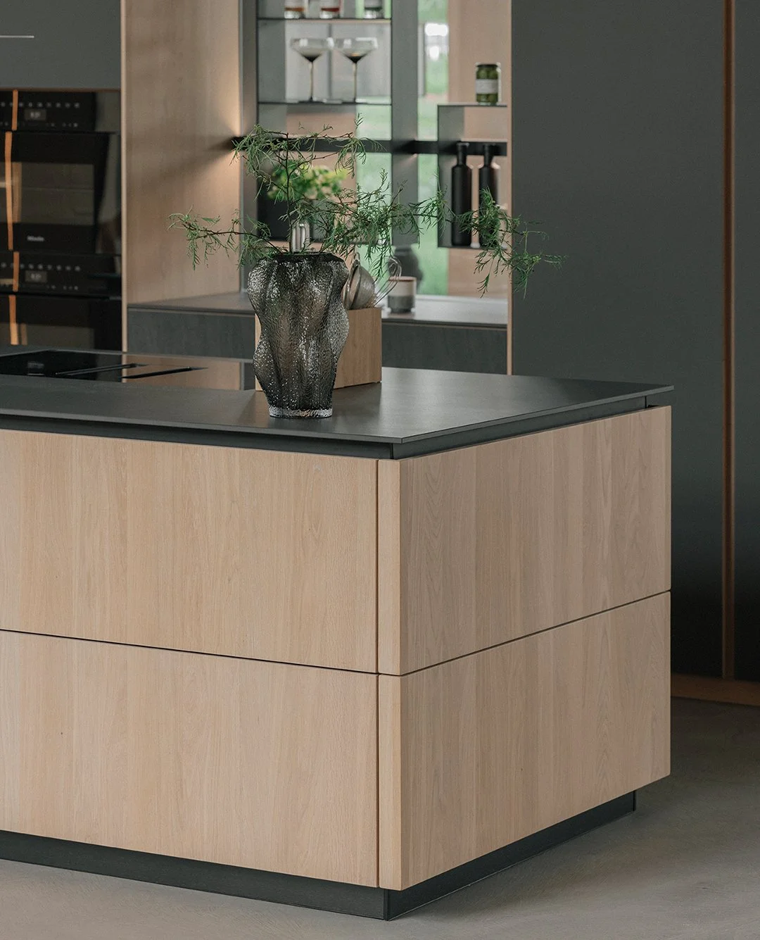 Minimalist design, maximum impact. The pur kitchen by @team7moebel seamlessly blends into its surroundings, letting the beauty of natural materials take center stage. Handle-free, streamlined, and refined - where function meets aesthetic perfection.