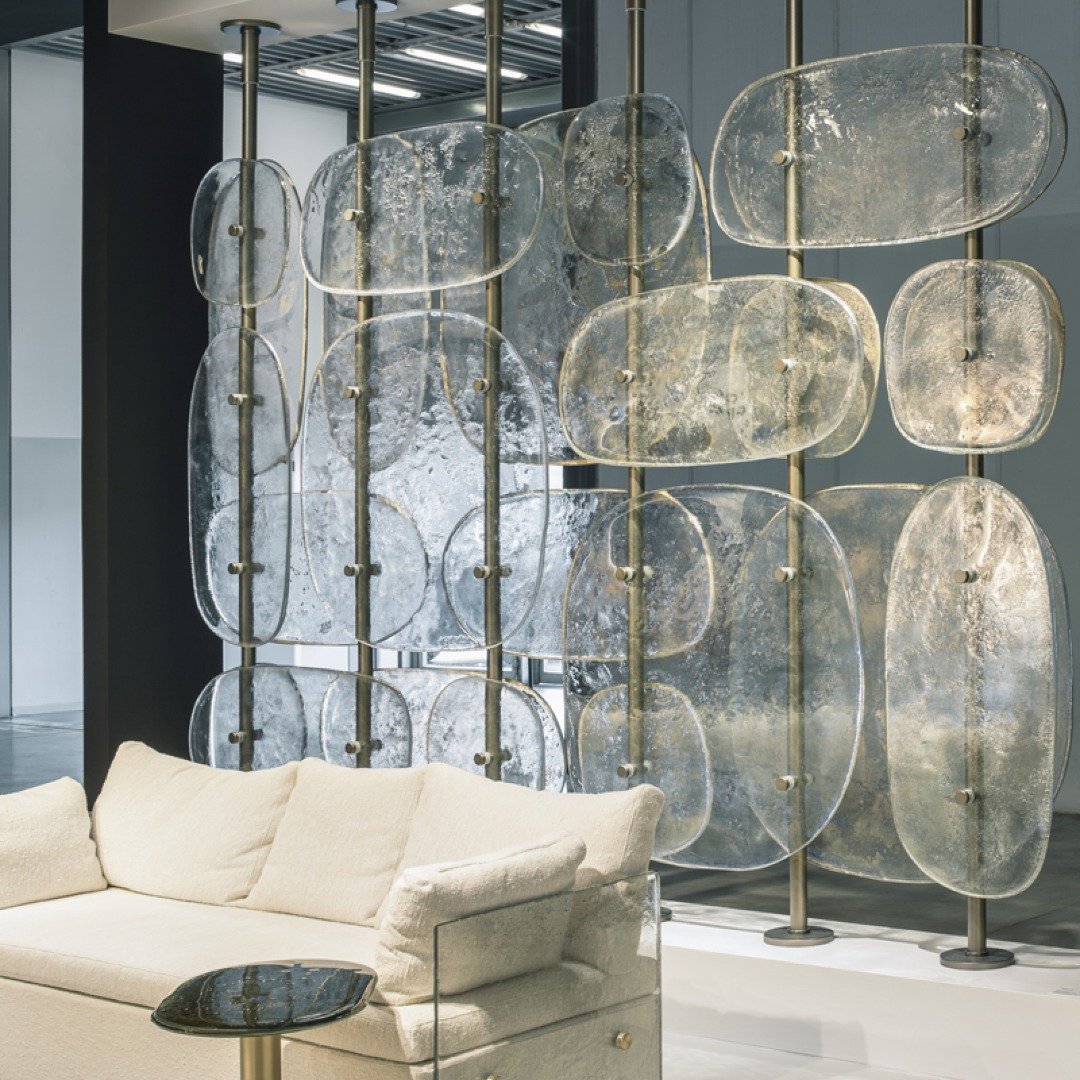 The Sciroco Screen by @arteveneziana captures the exact moment glass begins to melt, turning a functional screen into a lakeside-inspired masterpiece.

Hand-baked, silvered, and framed in brass. This is more than furniture&mdash;it&rsquo;s a conversa