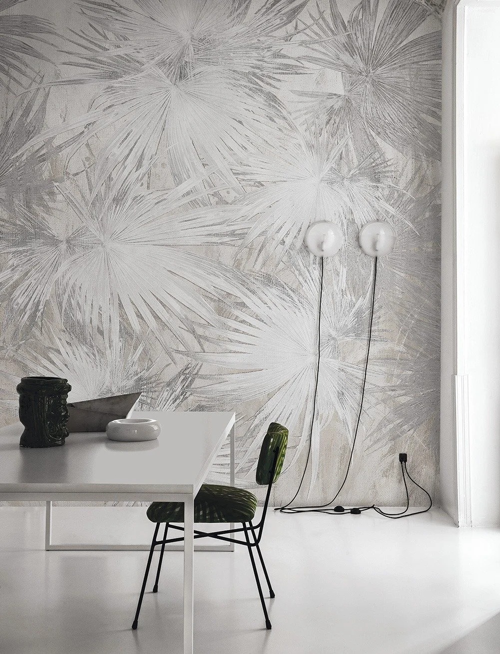 Just breathe. Bringing a bit of the outdoors in with @londonartwallpaper and their stunning botanical prints.
The way the light hits these tropical patterns makes the whole dining area feel so airy.