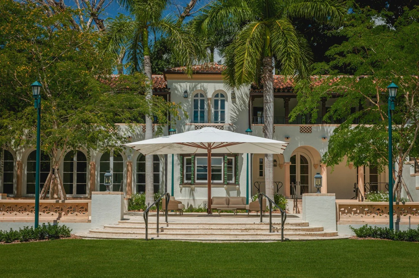 Summer's calling ☀️ Is your outdoor space ready?
Meet the @tuuci.living Ocean Master MEGA MAX &mdash; built to handle winds up to 75 mph, yet elegant enough to elevate any space. Marine-grade stainless steel, reinforced ribs, optional LED lighting an