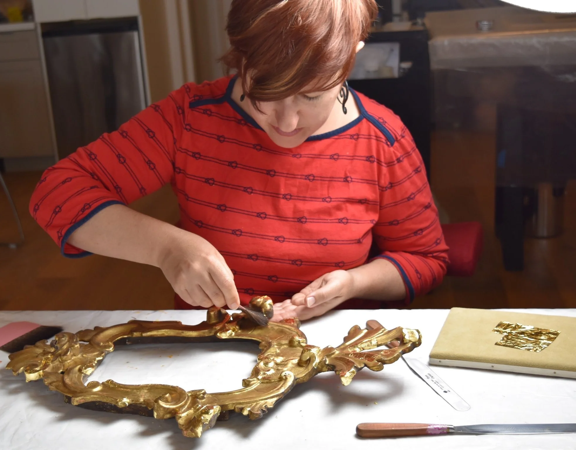 Stephanie Limoges ingilding an Irish frame