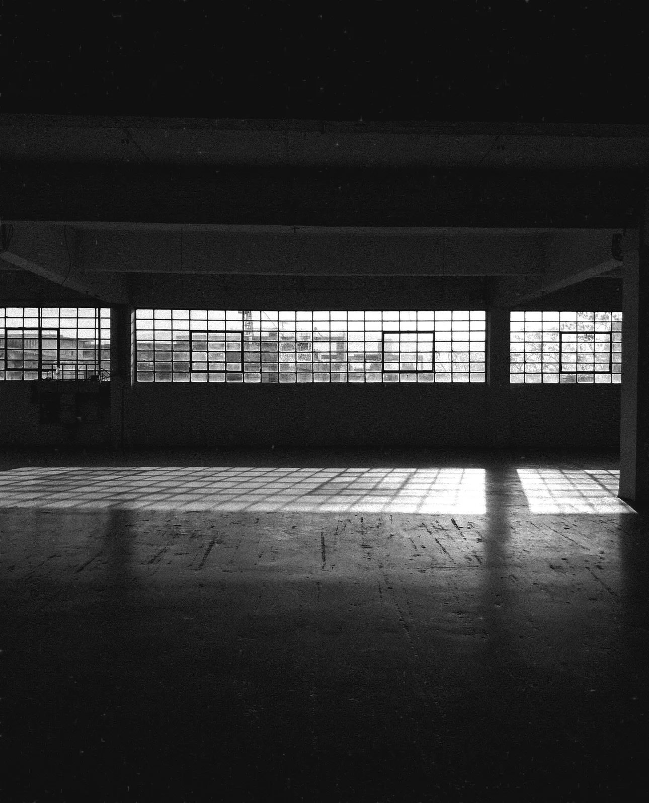 Light, space, and quiet intention.
KIMISOO Studio opens its doors to creators seeking clarity and character.
A glass-house factory shell, softened by time.
Decadent window frames, light moving gently from morning to dusk.

Two universes to shape your