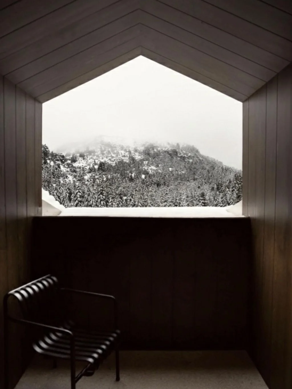 Where the mountains meet the sky, draped in a blanket of pristine snow. This is the view that awaits you at MANNA. Find your peace amidst nature&rsquo;s grandeur.
.
.
.
#manna #kimisoo #arcadia