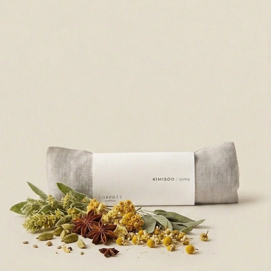 KIMISOO / soma
KIMISOO X CORPH&Ecirc;S

shell: 100% French linen pillowcase &amp; inner case
165gsm / 24x10cm

THERAPEUTIC ORGANIC SCENTED PILLOW

Release daily tension &amp; calm your mind and body with soma, our therapeutic scented pillow. Breathe 