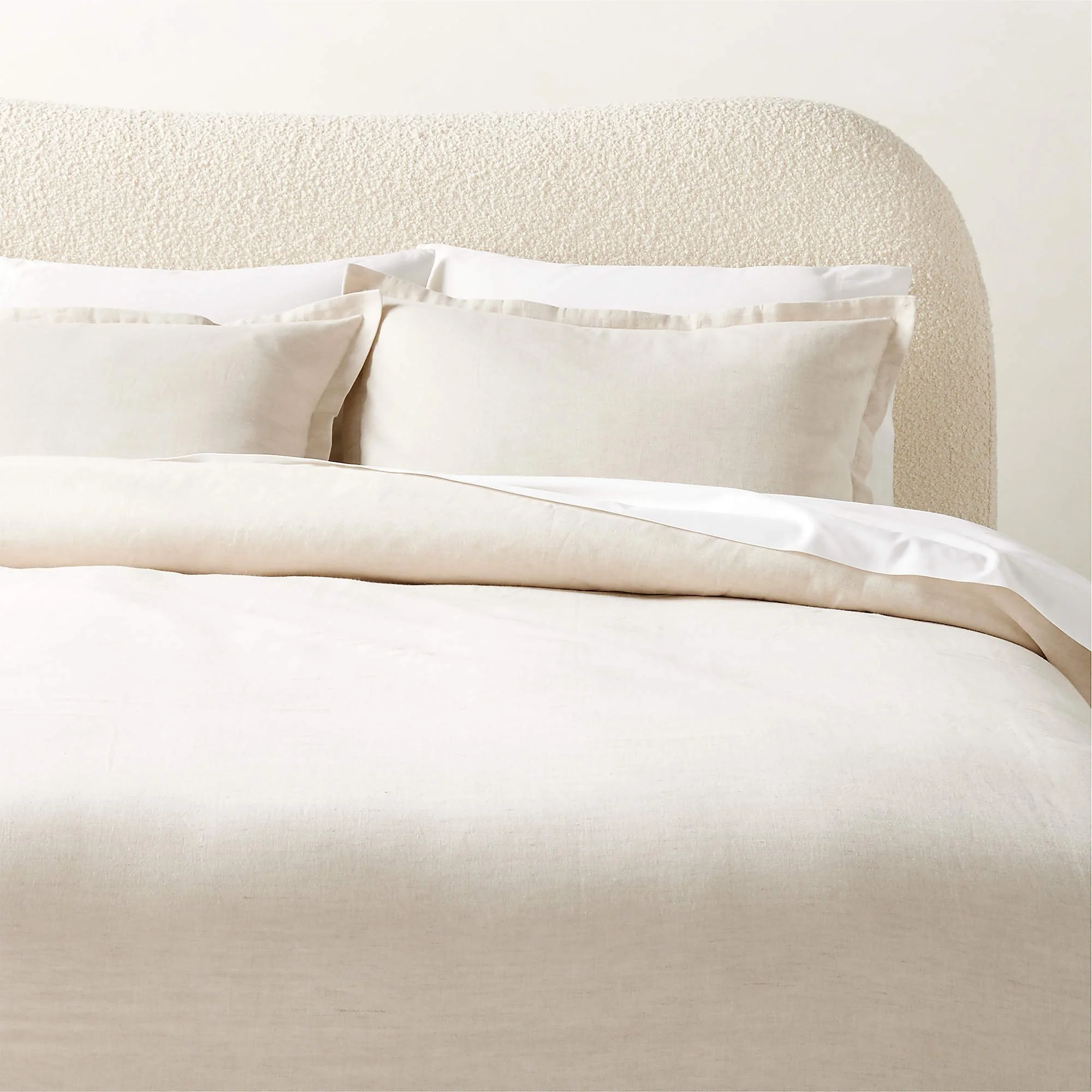 Agouro. Be kind to yourself&mdash;and to the planet&mdash;with KIMISOO&rsquo;s Sateen Organic Cotton Collection.
Crafted from the finest certified organic cotton, this collection offers a smooth, silky touch and a gentle sheen. With a fine 290 thread