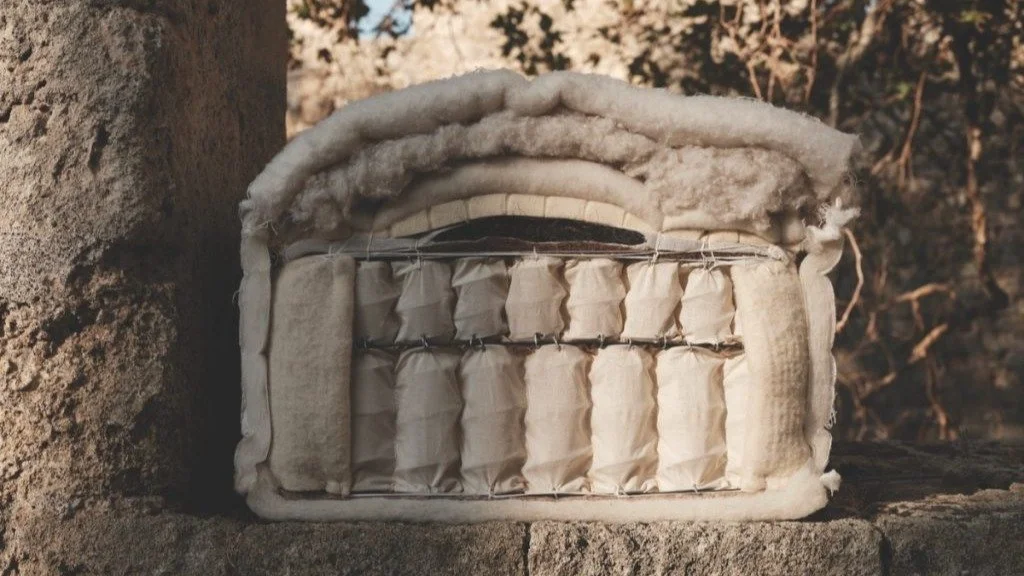 /lethe 
Comfort &amp; Benefits | Medium-to-soft feel, anatomical, with Calico Pocket Springs are individually wrapped springs, used in luxury mattresses. Each spring is encased in a soft, breathable calico (cotton) pocket, allowing each one to move i