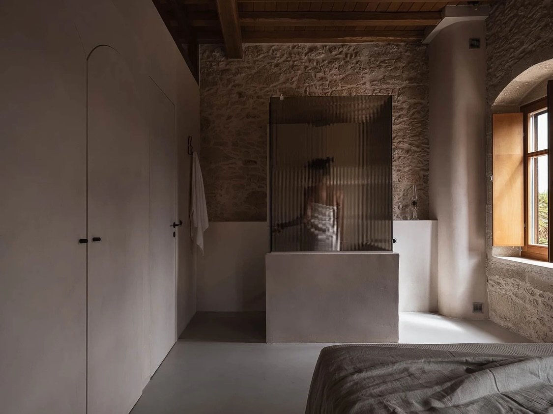 Corte Interna is a brand new project located in the heart of Kaliviani Village. A restored historic complex with a yard surrounded by the buildings. A unique property with traditional and modern touches, with private heated swimming pool. Ideal for a