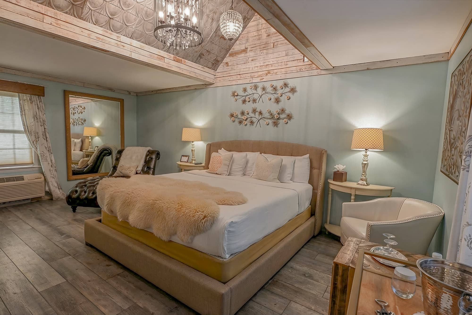 Stables Rooms
 Our Stables rooms are a twist of modern, rustic, and luxury 