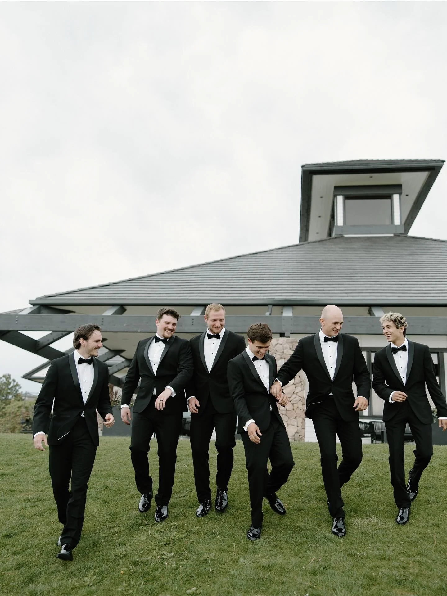 a moment for the guys 😎

.
.
.
#weddingphotographer #coloradoweddingphotographer #denverweddingphotographer #destinationweddingphotographer #engagementphotographer #engaged #justengaged #groomsmen #coloradoweddingvenues #inclusivevendor