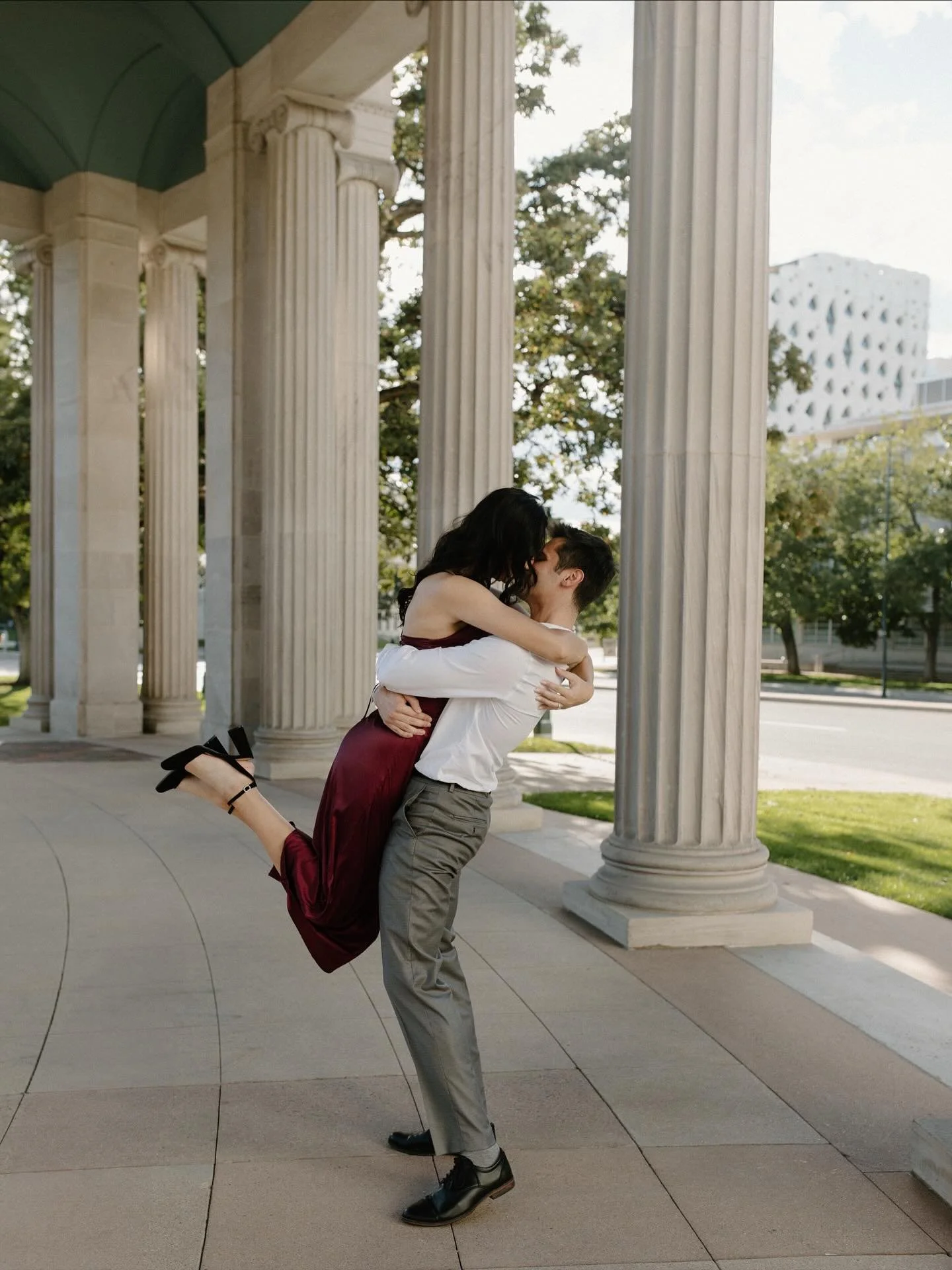Golden hour in the city 💛

.
.
.
#engagements #engagementsession #engagementphotographer #weddingphotographer #destinationweddingphotographer #engaged #justengaged #2026bride #coloradoweddingphotographer #weddingphotographer