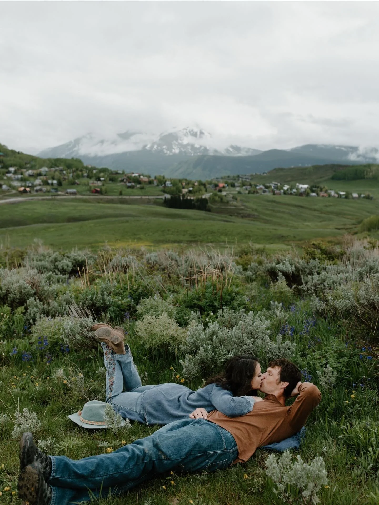 an evening spent among the wildflowers in CB🪻🌼

swipe for a surprise &mdash;&mdash;&gt;
.
.
.
#wildflowerseason #crestedbutte #engaged #justengaged #engagementphotographer #couplesphotographer #destinationphotographer #destinationweddingphotographe