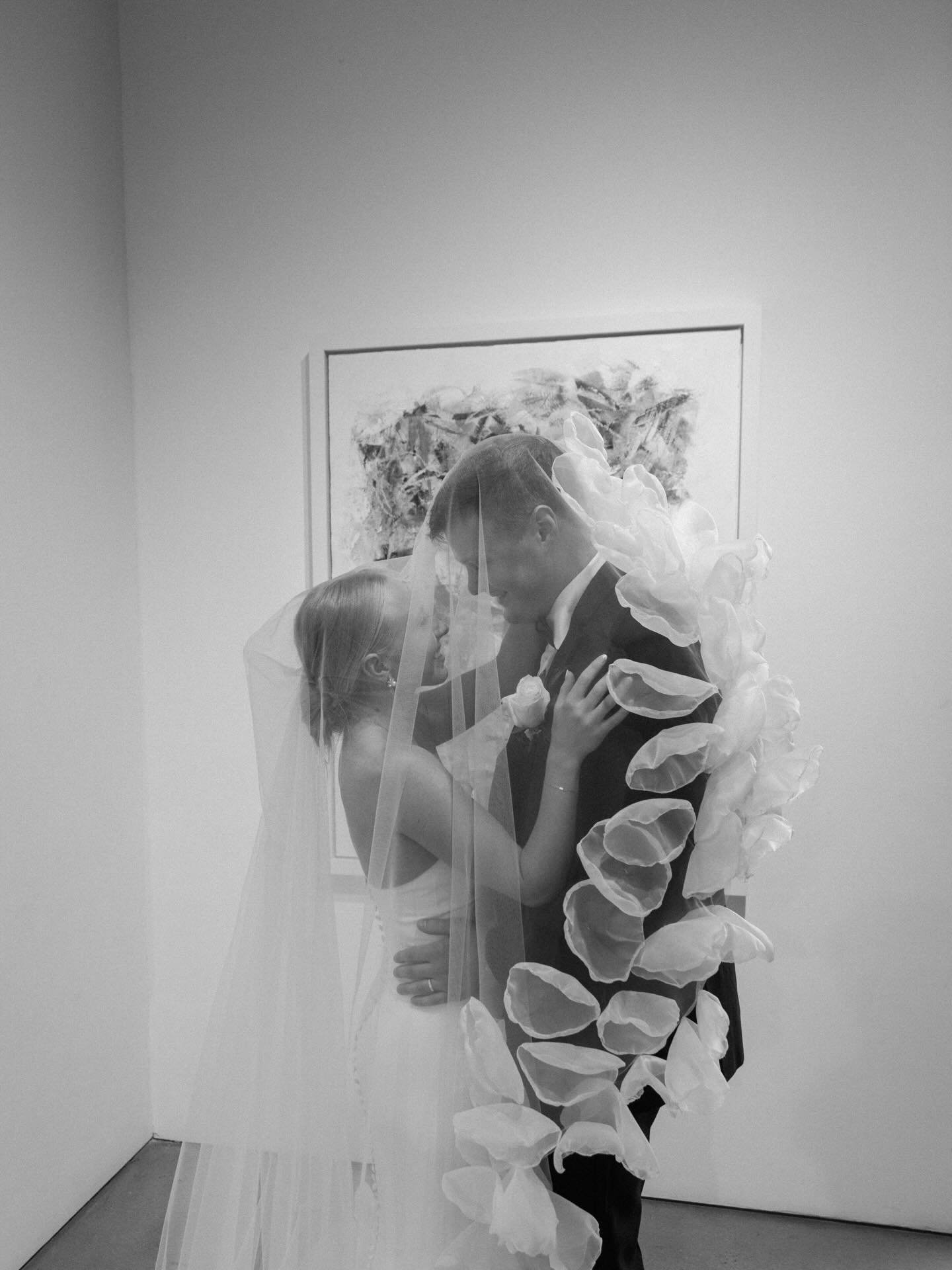 a moment for the veil is always a yes from me ❤️&zwj;🔥

.
.
.
#newlyweds #newlywedportraits #engaged #justmarried #weddingphotographer