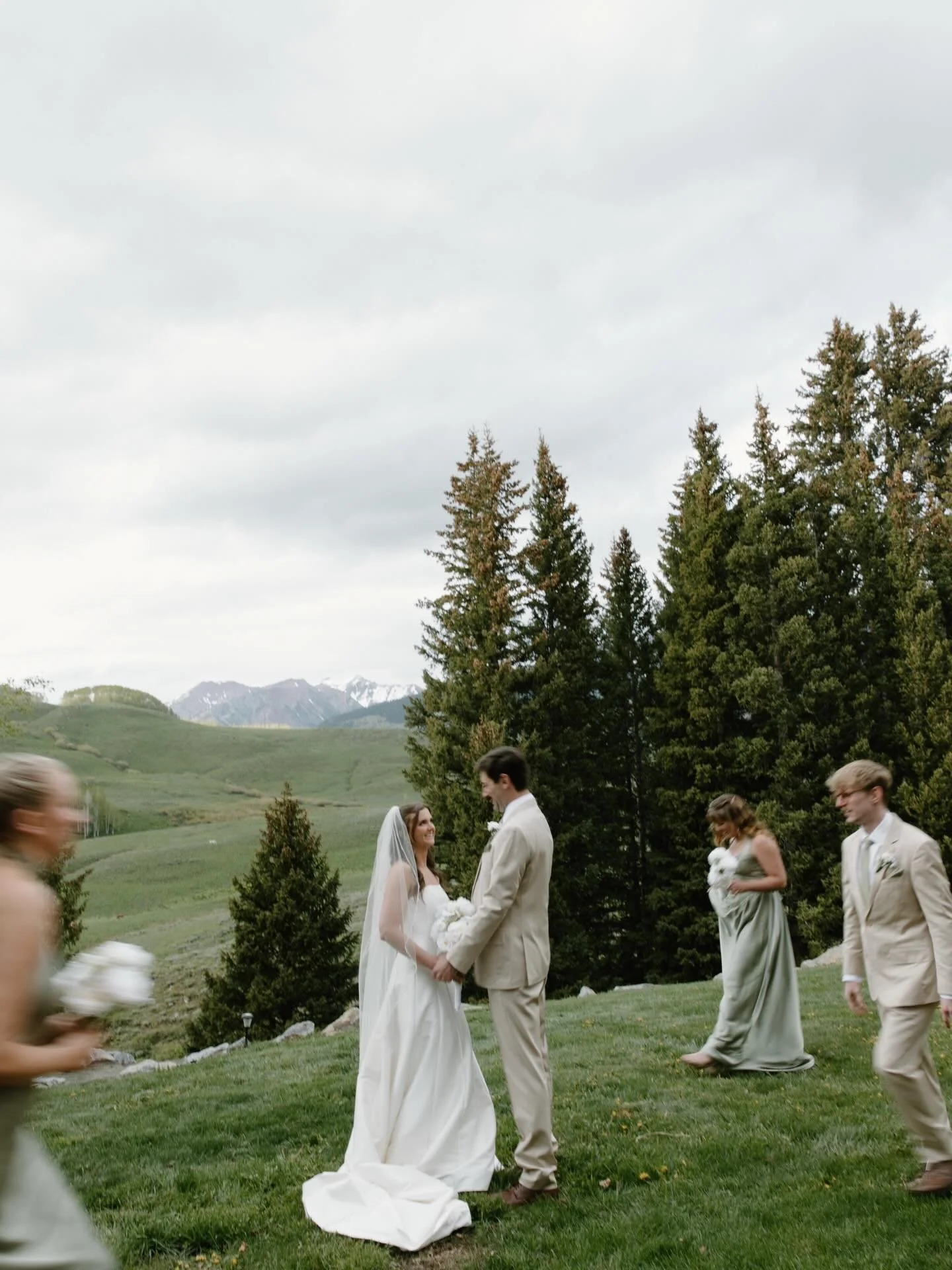 just a couple newlyweds in their own world ⛰️

.
.
.
#weddingphotographer #destinationweddingphotographer #destinationwedding #engaged #crestedbuttephotographer