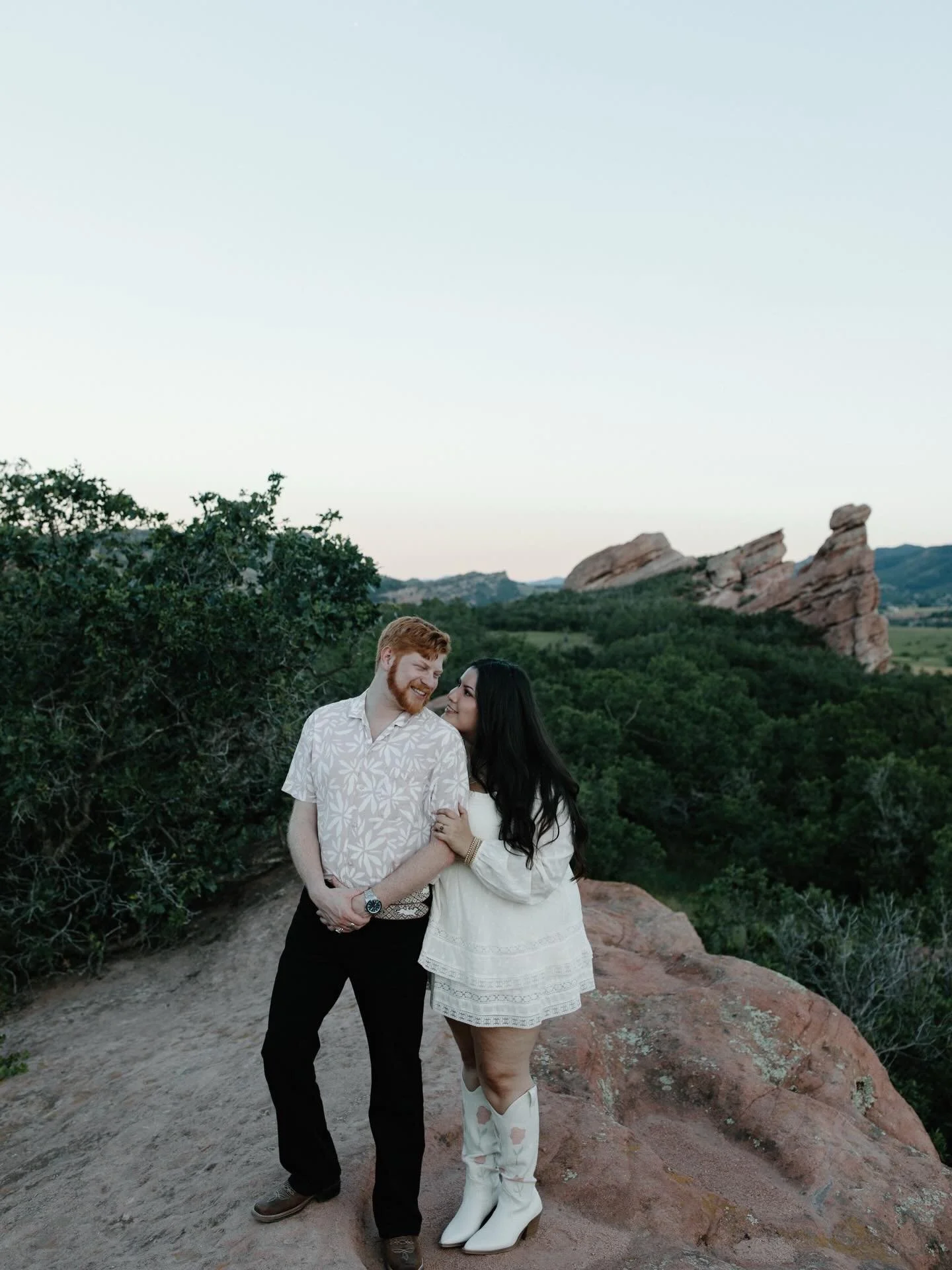 I can&rsquo;t wait for dreamy summer golden hours 🌞

and L &amp; D&rsquo;s wedding this year!

.
.
.
#engagements #engaged #weddingphotographer #engagementphotographer #destinationweddingphotographer