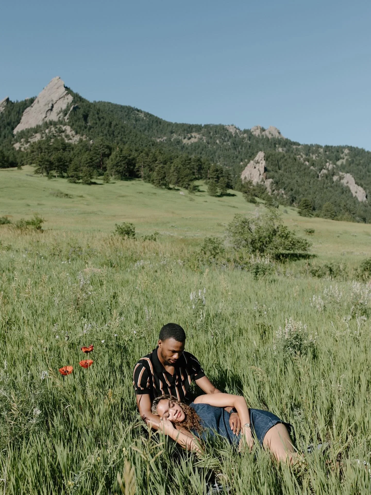 It&rsquo;s almost that time of year for warm sessions with green fields, wildflowers &amp; mountains 🌷

.
.
.
#couplesphotographer #couplesphotography #engaged #weddingphotographer #destinationphotographer