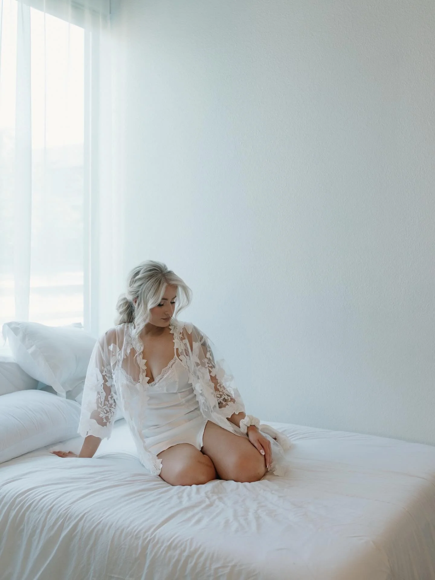 Getting ready with the girls 🤍
-
second shot for @graciewilsonphotography 

.
.
.
#gettingready #brides #engaged #bridalgettingready #weddingphotographer