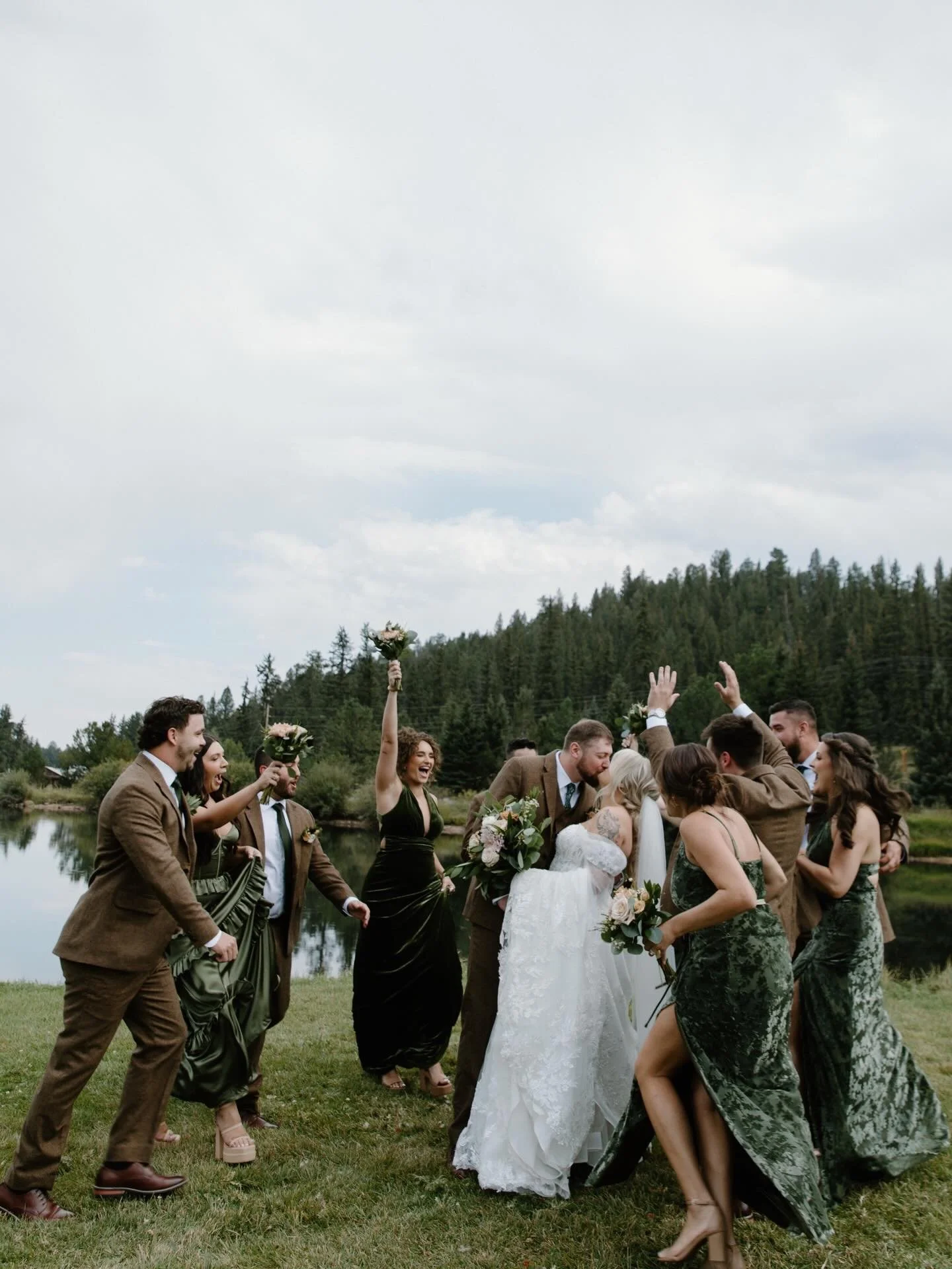 Ain&rsquo;t no party like a wedding party
-
second shot for @graciewilsonphotography 

.
.
.
#weddingphotographer #destinationweddingphotographer #weddingparty #weddingpartyportraits #engaged
