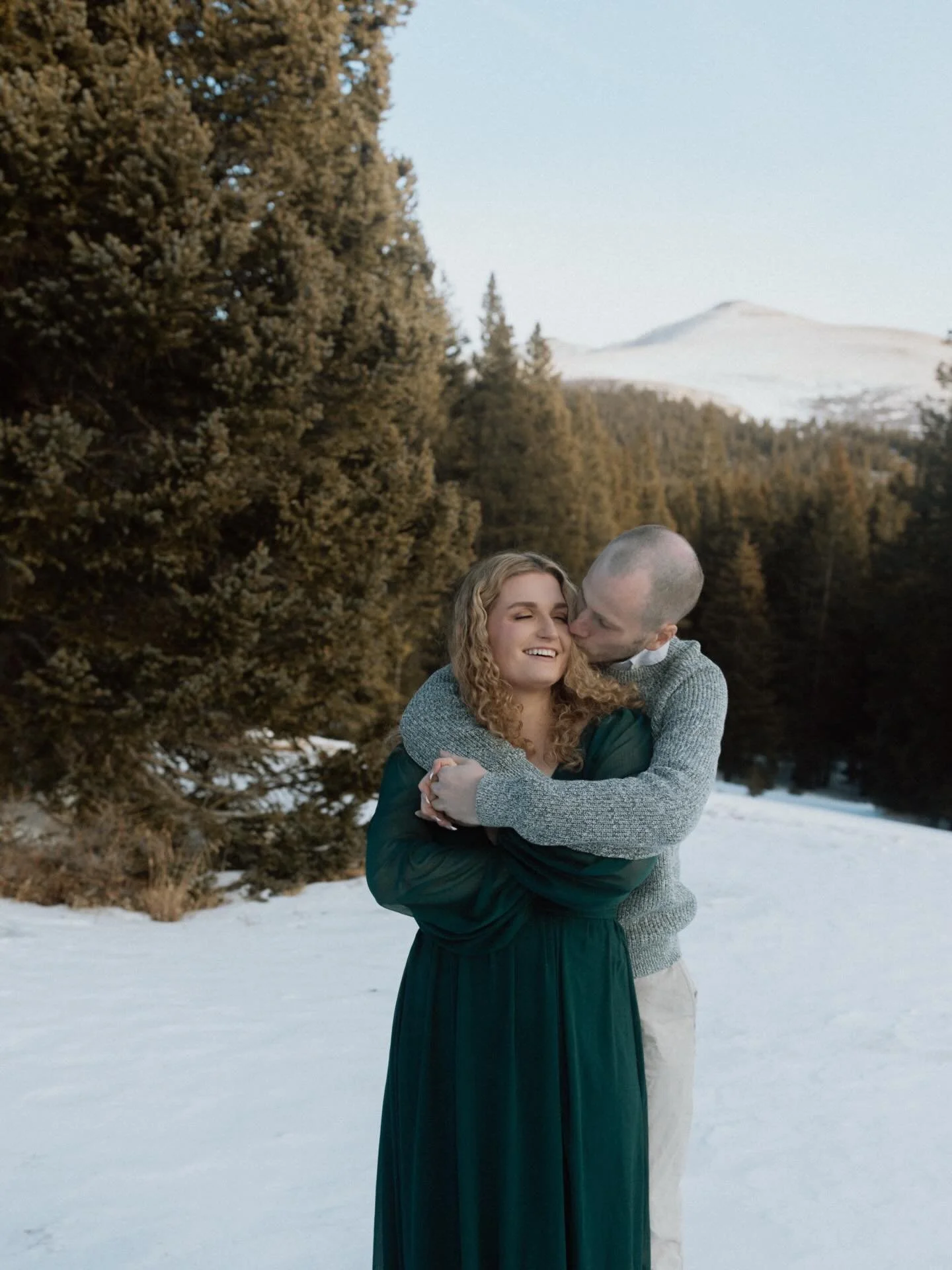 Reminiscing on this dreamy snowy mountain session from earlier this year in hopes it&rsquo;ll manifest some snow today ❄️

.
.
.
#engagements #engaged #engagementphotorapher #couplesphotographer #weddingphotographer