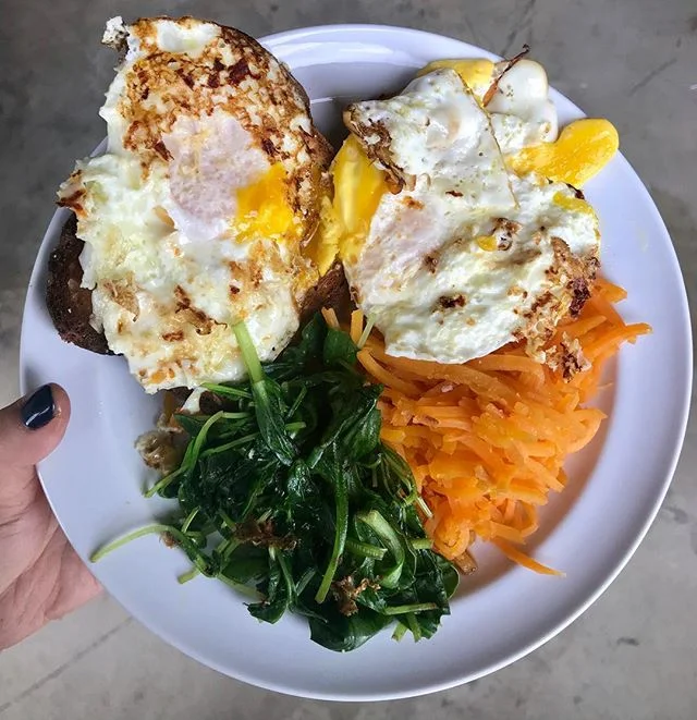 butternut squash noodles, 2 eggs, @canyonglutenfree 7 grain toast &amp; @organicgirl protein greens. Done in under 10 mins &amp; out the door! 📚💃🏻