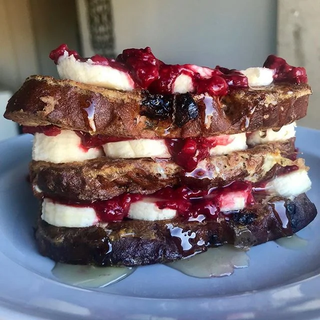 made french toast this morning for the first time in a few years! i was a little worried about using frozen bread (since @canyonglutenfree is stored in the freezer rather than the counter), but it turned out perfectly! I just mixed an egg + splash of