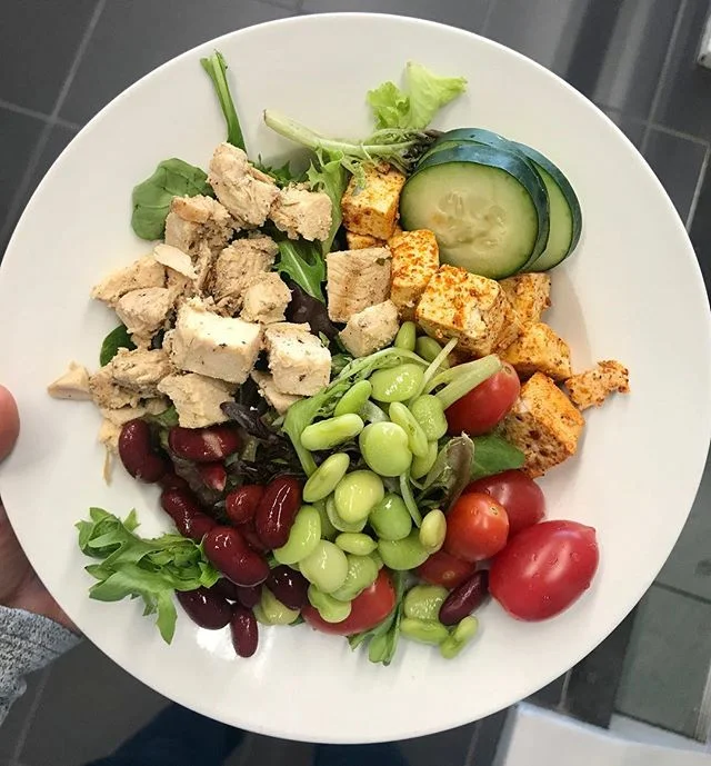 today&rsquo;s dining hall lunch: this salad + risotto stir fry + eggs and bacon! what are you guys listening to these days? ive been on such a jon bellion kick - most recently &ldquo;morning in america&rdquo;🎧